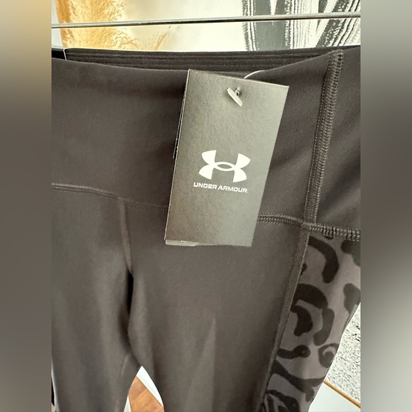 Under armour leggings in grey/black with leopard down the leg. Size small NWT - Picture 4 of 8